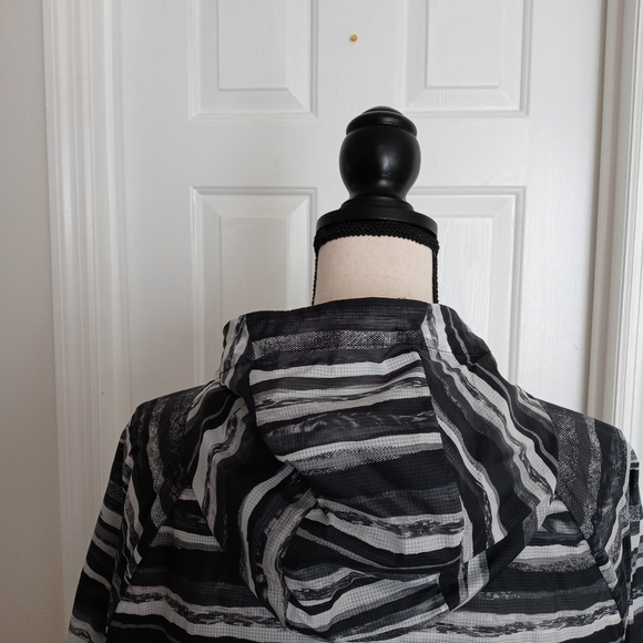 Lululemon Lab Assemblage Shell Coat - Picture 10 of 14